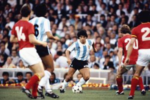 Diego Maradona: Một "huyền thoại" bóng đá lắm tài nhiều tật 26