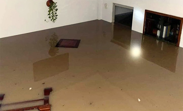 lũ lụt tràn vào nhà