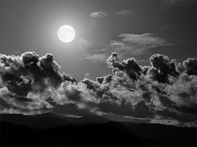mơ thấy trăng kèm mây đen