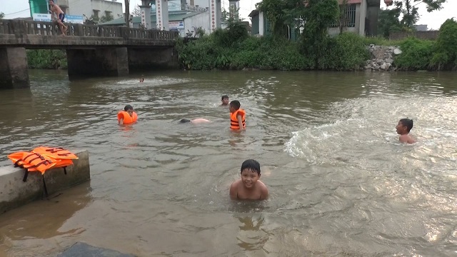 mộng thấy nhiều đứa trẻ đang tắm sông