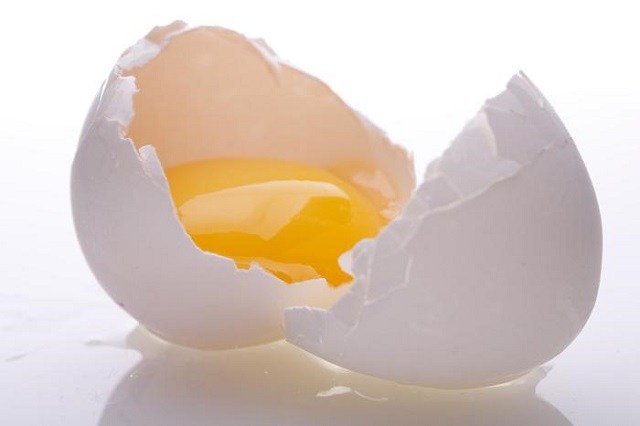 chiêm bao gà đẻ trứng bị vỡ