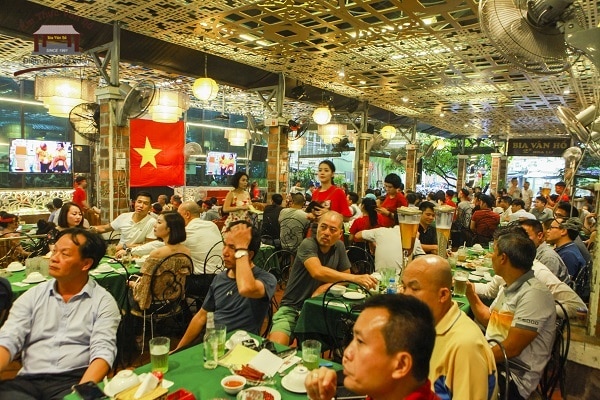 Tổng hợp quán bia xem bóng đá ở Hà Nội thu hút đông khách nhất 4