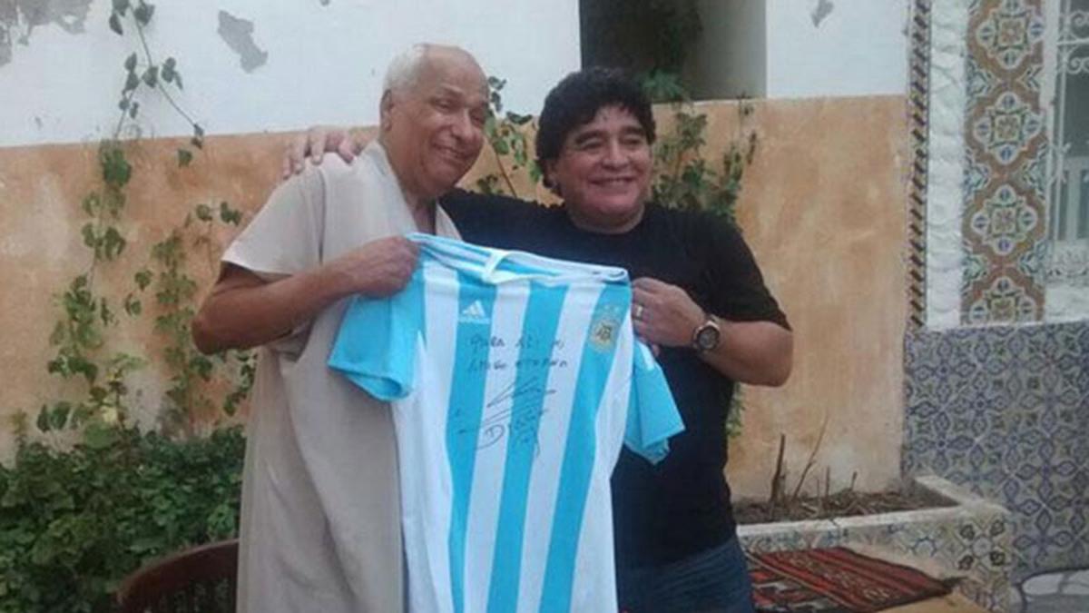 Maradona ghi bàn thắng bằng tay - "Bàn tay của Chúa" 4